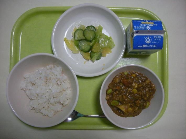 麦ごはん、ドライカレー、甘夏みかんサラダ（リクエストメニュー）、牛乳の写真