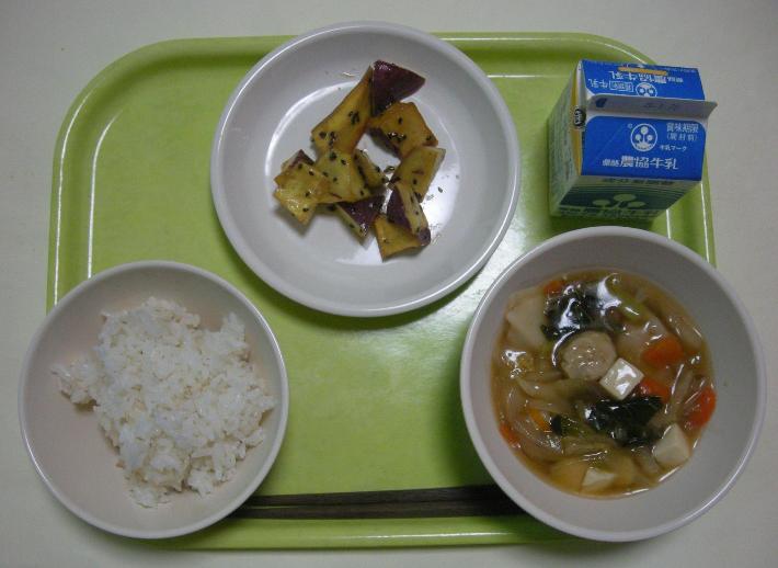 少なめ麦ごはん、つくねとぎょうざの中華煮、大学芋（リクエストメニュー、 牛乳の写真
