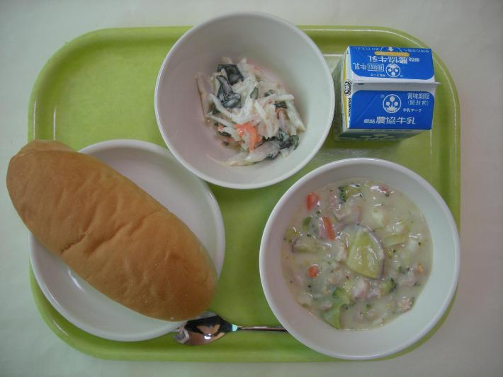 鹿児島県産小麦のコッペパン（幼稚園ロールパン）、冬野菜のシチュー、大根とごぼうのサラダ、牛乳の写真