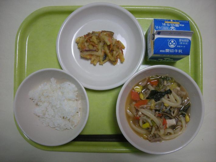 少なめ白ごはん、うどんすき、がね、牛乳の写真