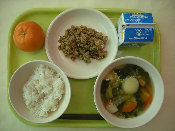 麦ごはん、かねんだんご汁、豚みそ（リクエストメニュー）、みかん、牛乳の写真