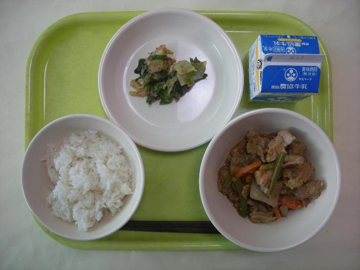 麦ごはん、とんこつのみそ煮、白菜のおかか和え、牛乳の写真