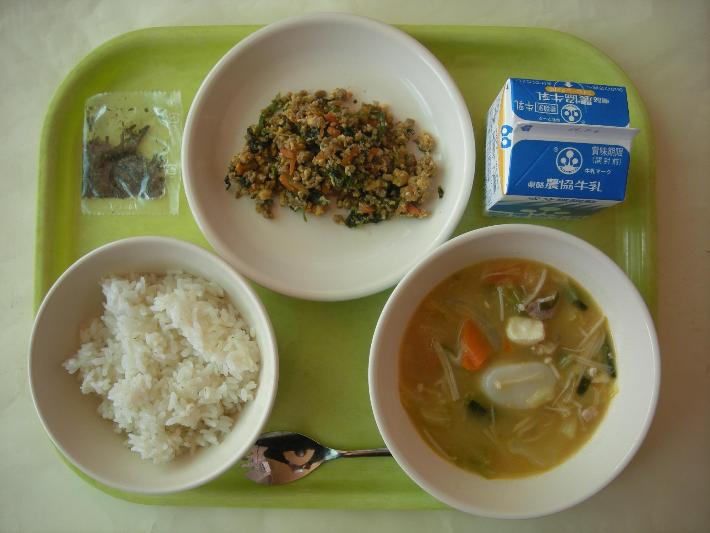 麦ごはん、トック入りキムチチゲ、キンパ丼の具（リクエストメニュー）、牛乳の写真