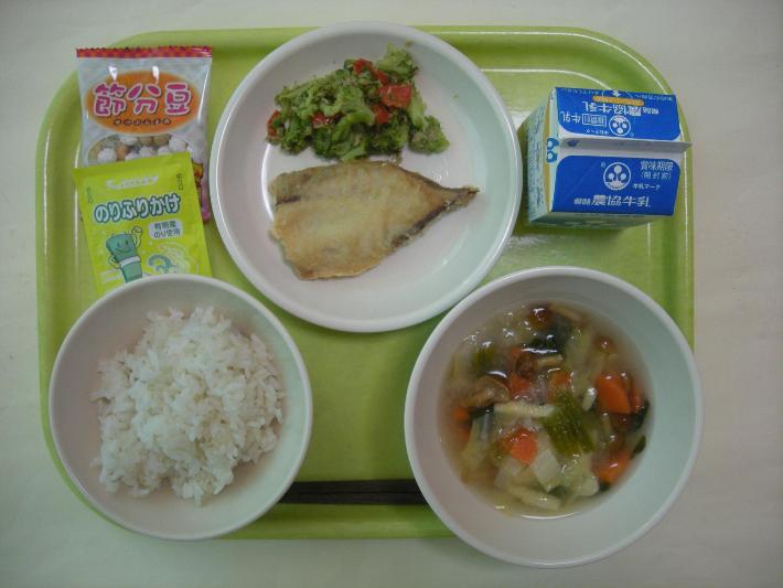 麦ごはん、雪見汁、いわしの天ぷら、ブロッコリーソテー、節分豆（幼稚園はふりかけ、 牛乳の写真