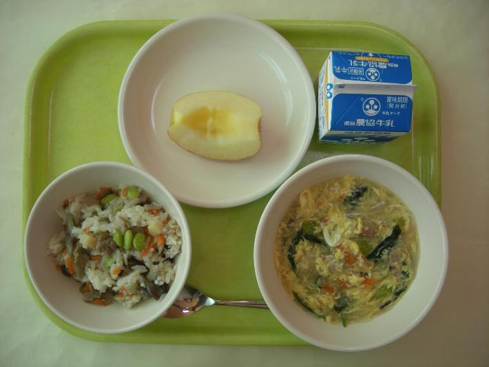 中華おこわ、春雨スープ、りんご、牛乳の写真