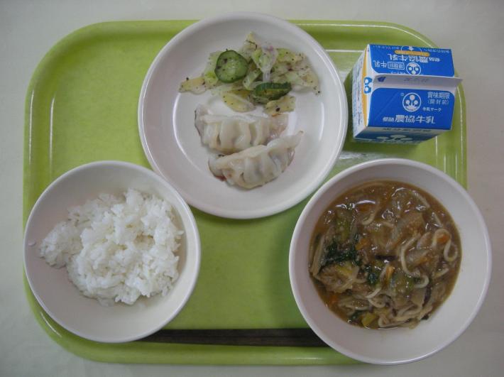少なめ白ごはん、担々麺（リクエストメニュー）、ぎょうざ（幼稚園1個、小学校2個、中学校3個）、添え野菜（キャベツ、きゅうり）、牛乳の写真