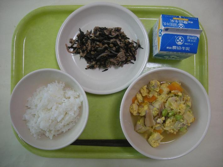 白ごはん、高野豆腐の卵とじ、ひじきとくるみのソテー、牛乳の写真