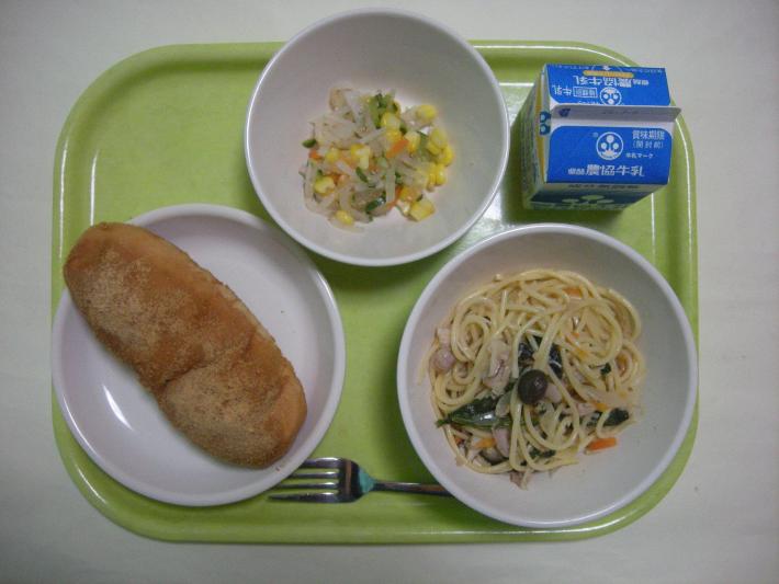 きな粉揚げパン（リクエストメニュー）、きのこ和風スパゲティ、大根サラダ、牛乳の写真