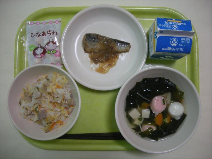 ちらし寿司、はんぺんのすまし汁、いわしのみぞれ煮、ひなあられ、牛乳の写真