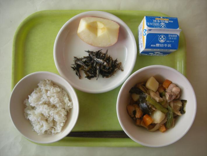 麦ごはん、割り干し大根の煮物、海藻と小魚の佃煮、りんご、牛乳の写真