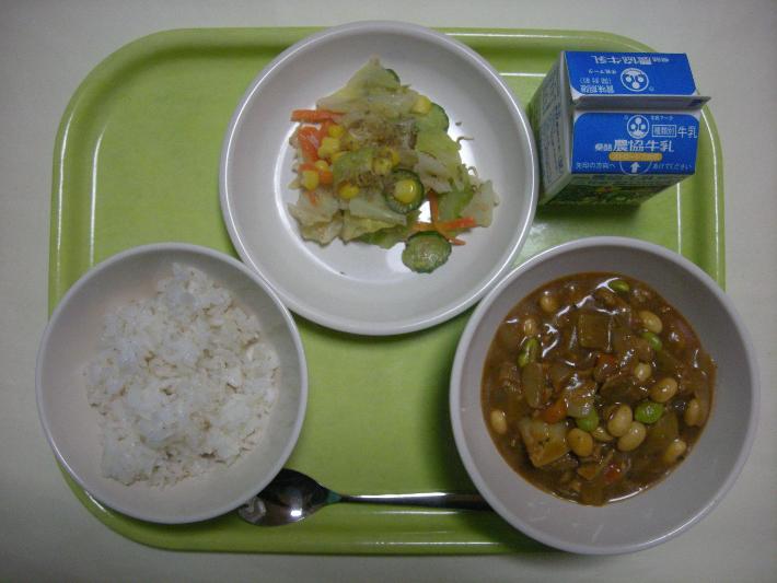 麦ごはん、ポークビーンズ（リクエストメニュー）、かりかりじゃこサラダ（リクエストメニュー）、牛乳の写真