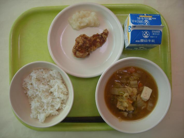 麦ごはん、キムチスープ（リクエストメニュー）、鶏のからあげ、大根おろし煮、お祝いデザート（中学生のみ）、牛乳の写真