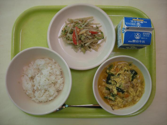 麦ごはん、なかよしどんぶりの具、ごぼうとナッツのサラダ、牛乳の写真