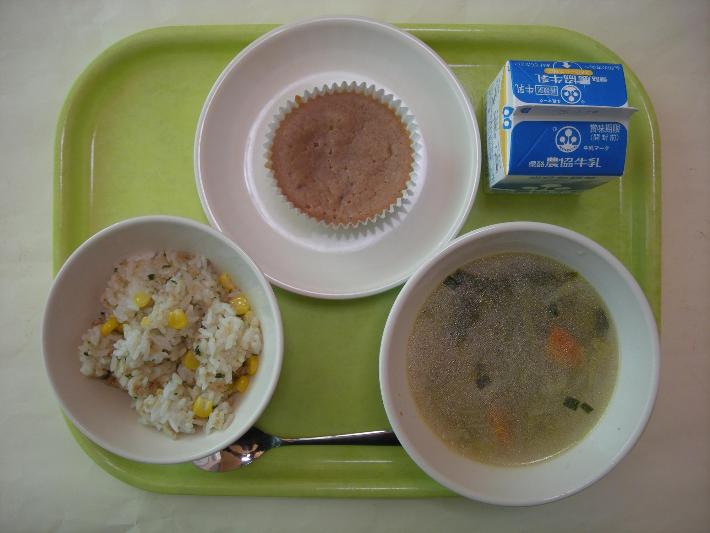 コーンツナごはん、ぎょうざスープ、手作りいちごのケーキ、牛乳の写真