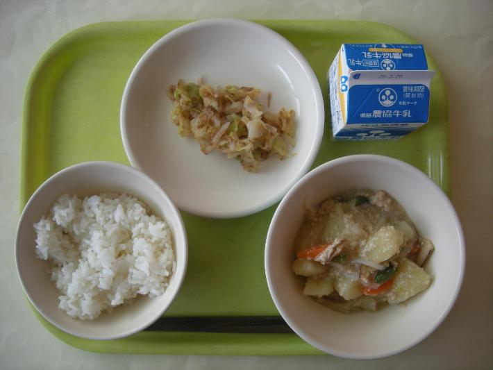 白ごはん、じゃがいものそぼろ煮、キャベツのおかか和え、牛乳の写真