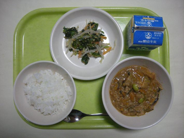 白ごはん、家常豆腐、ほうれん草ともやしのナムル、牛乳の写真