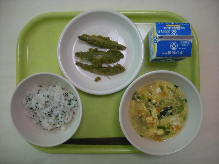 わかめごはん、かきたま汁、きびなごの茶衣揚げ、牛乳の写真