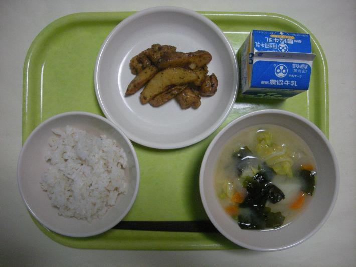 麦ごはん、春野菜のみそ汁、鶏肉とポテトの磯風味揚げ、牛乳の写真