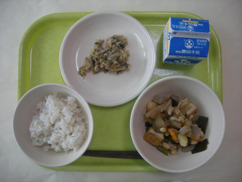 麦ごはん、大豆の五目煮、豚みそ、牛乳の写真