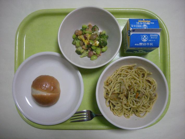 ロールパン（中学校2個）、菜の花入り和風スパゲッティ、ビーンズサラダ、牛乳の写真