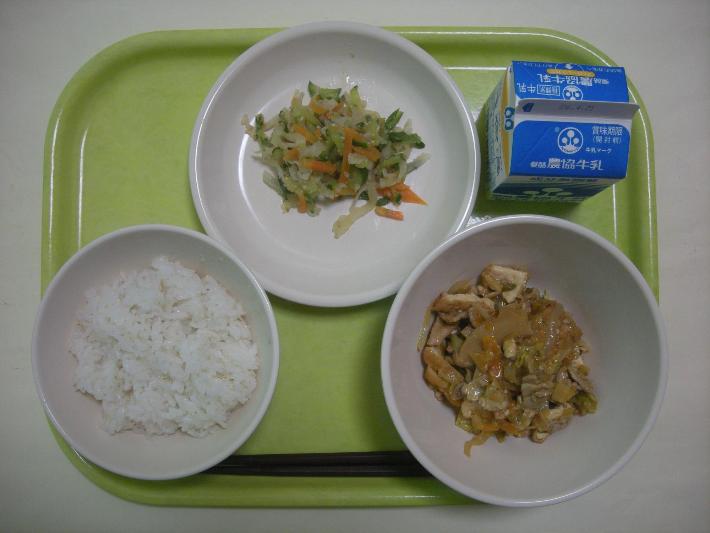 麦ごはん、回鍋肉、切干大根の中華和え、牛乳の写真