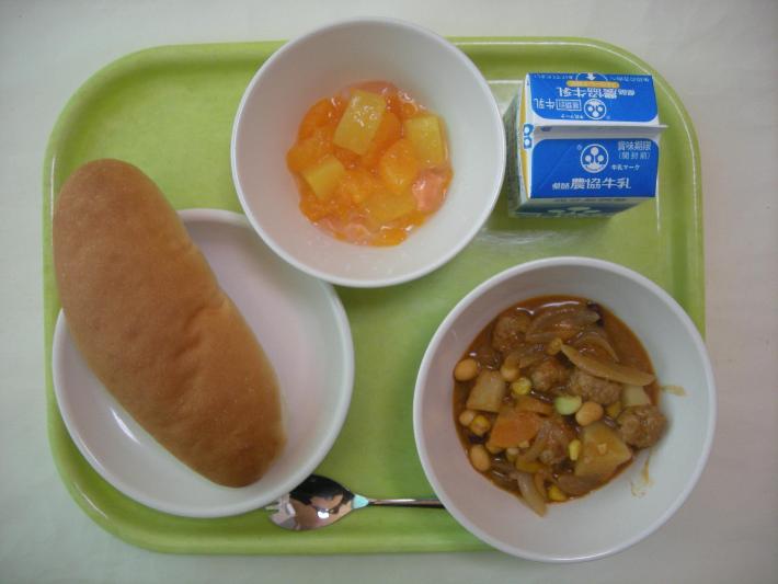 コッペパン（幼稚園ロールパン）、肉団子と豆のケチャップ煮、いちごゼリー入りフルーツポンチ、牛乳の写真