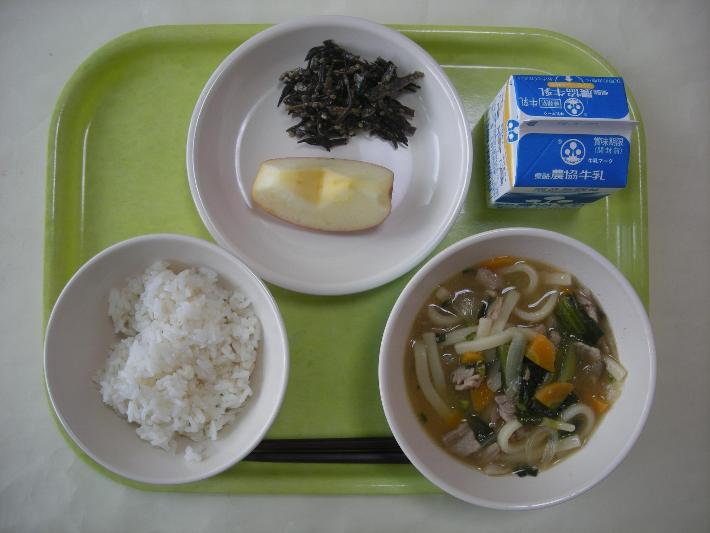 少なめ麦ごはん、肉うどん、ひじきときくらげの佃煮、りんご、牛乳の写真