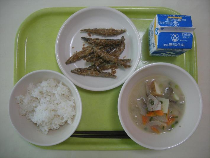 麦ごはん、​豚汁、きびなごのアングレース、牛乳の写真