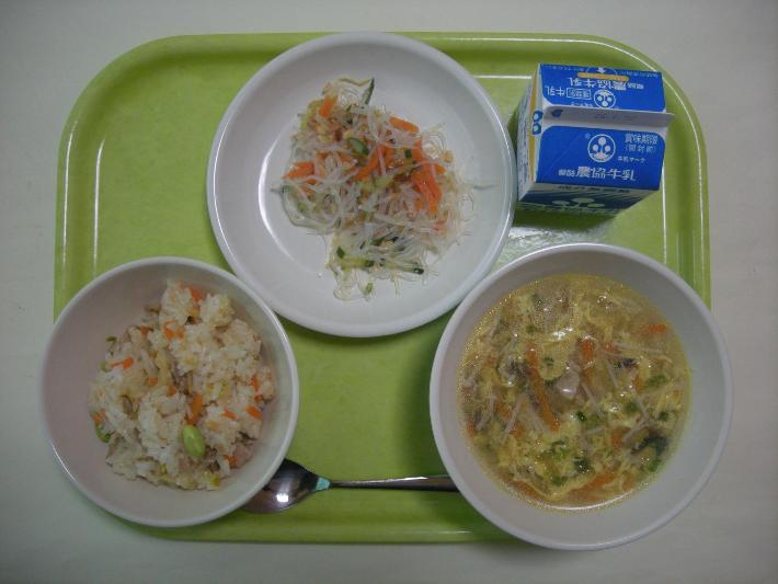 キムチチャーハン、中華コーンスープ、中華風酢の物、チーズ（中学校のみ）、 牛乳の写真