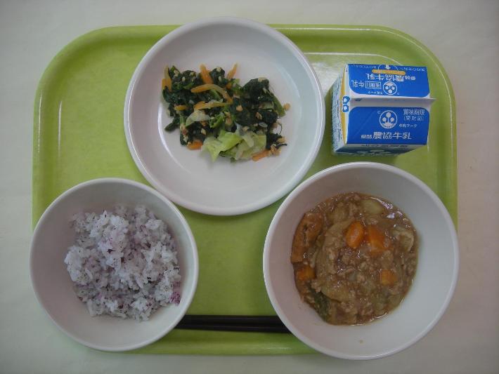 しそごはん、新じゃがそぼろ煮、ほうれん草のピーナッツ和え、牛乳の写真