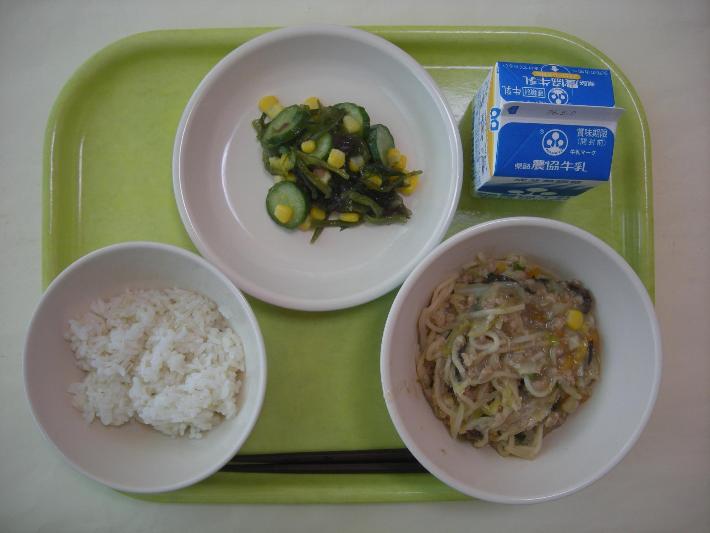 少なめ麦ごはん、味噌ラーメン、海藻サラダ、牛乳の写真