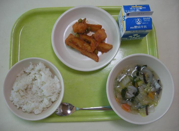 麦ごはん ​​​、ワンタンスープ、タラとポテトのチリソース和え、牛乳の写真
