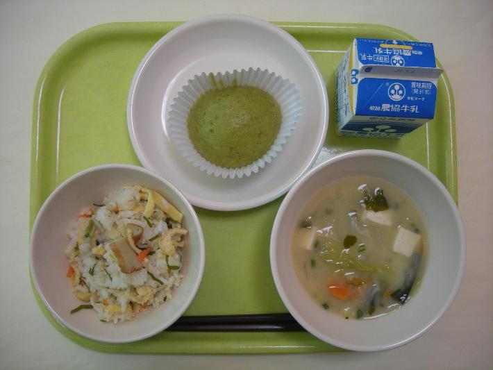 たけのこごはん、新玉ねぎのみそ汁、手作りお茶ケーキ、牛乳の写真