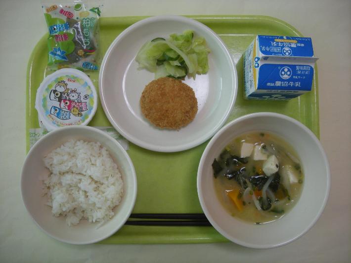麦ごはん、かぼちゃのみそ汁、彩り野菜とキャベツのメンチカツ、添え野菜、（小中）柏餅 （幼）ゼリー、牛乳の写真