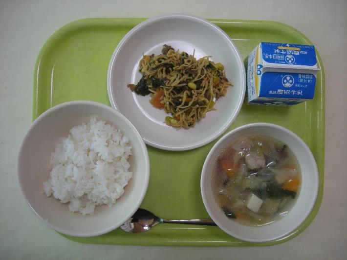 麦ごはん、肉団子とキャベツのスープ、ビビンバの具、牛乳の写真