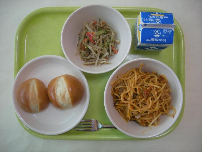 ロールパン（幼稚園・小学校1個、中学校・職員2個）、ナポリタンスパゲッティ、ごぼうとナッツのサラダ、牛乳の写真