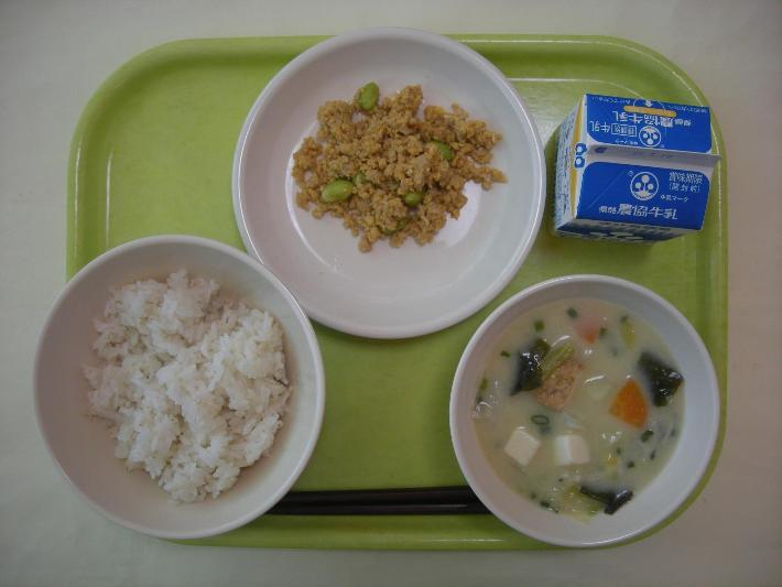 麦ごはん、豆乳のみそ汁、三色そぼろ丼、牛乳の写真