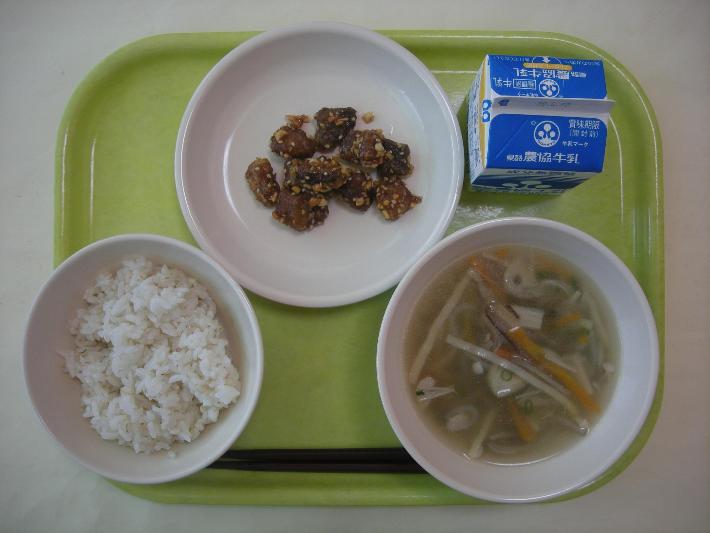 麦ごはん、沢煮椀、かつおの腹皮かば焼き風、牛乳の写真