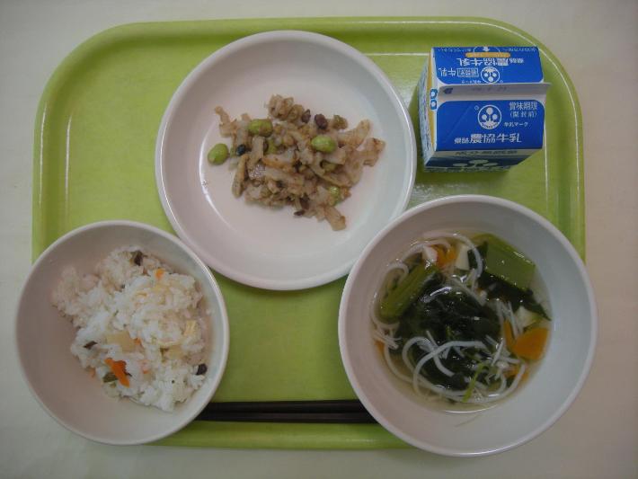 山菜おこわ ​、魚そうめん、レンコンのだしマヨ炒め、牛乳の写真