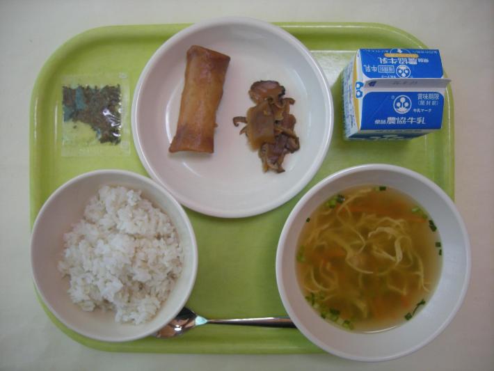 麦ごはん、鶏飯（スープ、具、きざみのり）、春巻き、牛乳の写真