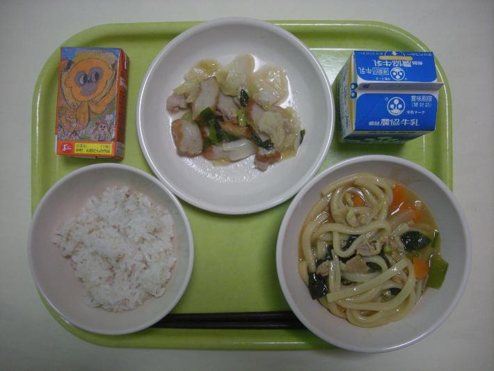 少なめ麦ごはん、和風カレーうどん、キャベツとさつまあげの炒め物、牛乳、みかん果汁の写真
