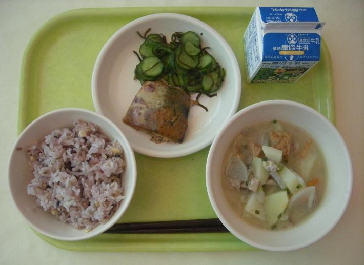 雑穀ごはん、さつま汁、さばの梅マヨネーズ焼き、きゅうりの昆布和え、牛乳の写真