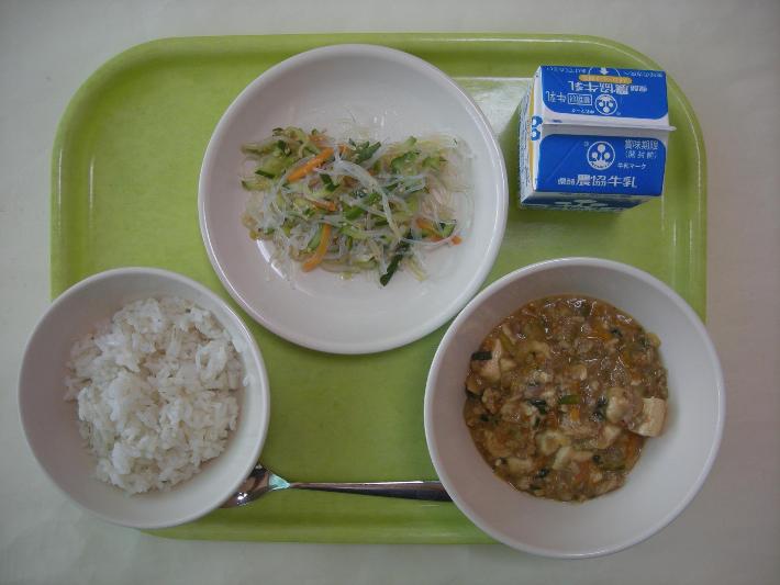 麦ごはん、麻婆豆腐、春雨サラダ、牛乳の写真