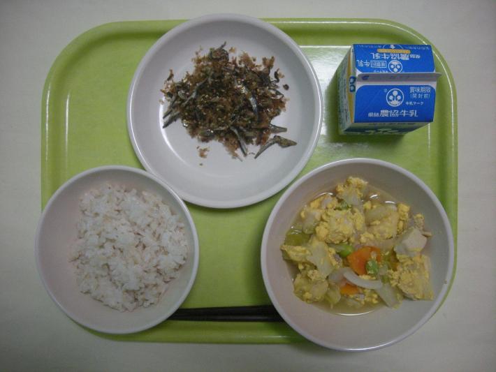 麦ごはん、高野豆腐の卵とじ、磯ミックス、牛乳の写真