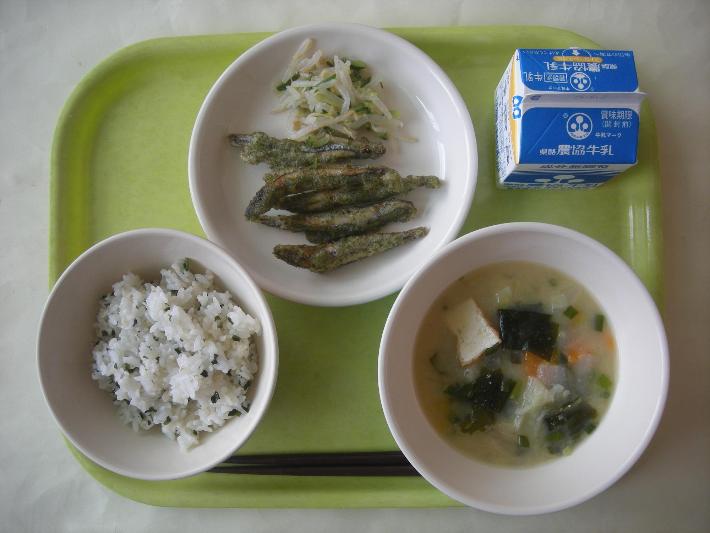 わかめごはん、新じゃがいものみそ汁、きびなごの磯辺揚げ、添え野菜、牛乳の写真