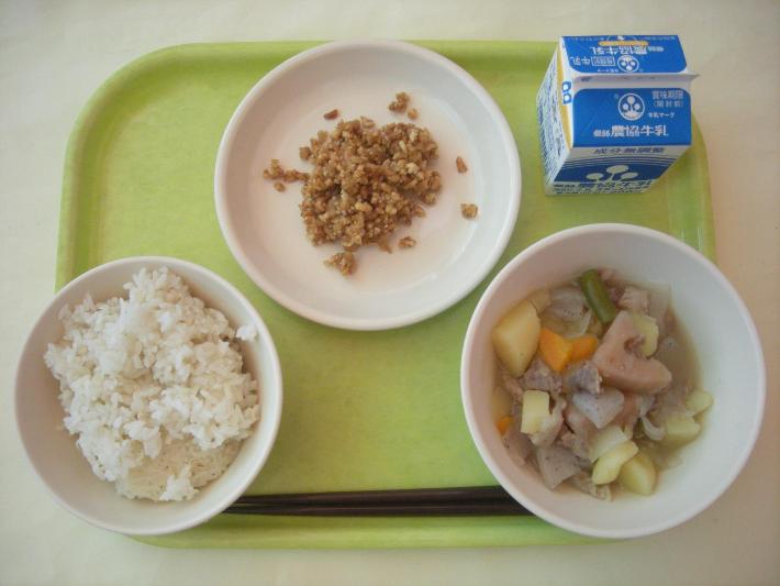 麦ごはん、豚肉と野菜の煮物、ピーナッツみそ、牛乳の写真