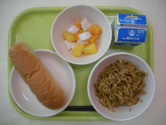 小さめコッペパン（幼稚園ロールパン）、焼きそば、杏仁豆腐、牛乳の写真