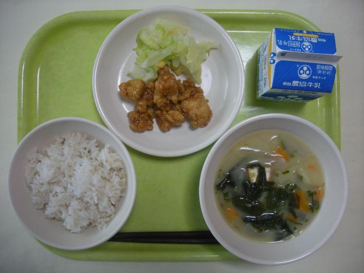麦ごはん、厚揚げと玉ねぎのみそ汁、チキンレモン、ゆで野菜（キャベツ、コーン）、牛乳の写真