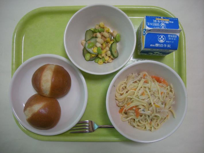 ロールパン（幼稚園、小学校1～4年1個）、キャベツとたけのこのクリームパスタ、ビーンズサラダ、牛乳の写真