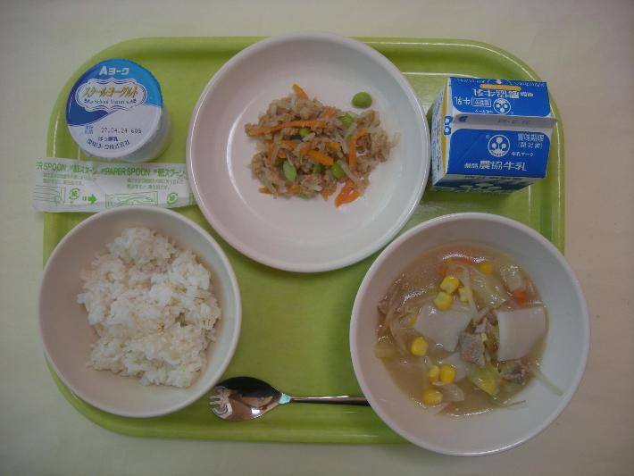 麦ごはん、みそワンタンスープ、ツナそぼろ丼の具、ヨーグルト、牛乳の写真